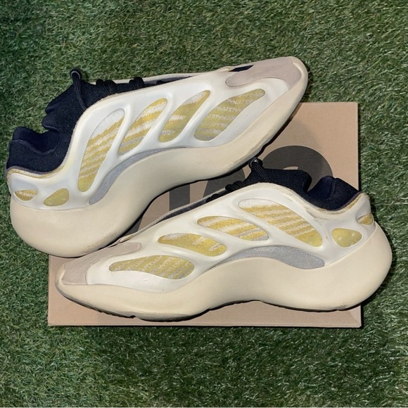 Adidas Yezzy 700 V3 Safflower Size 9.5 - Picture 3 of 9